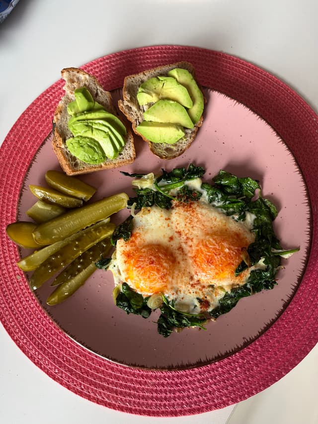 Jajka sadzone na szpinaku z pieczywem i awokado + ogórki kiszone