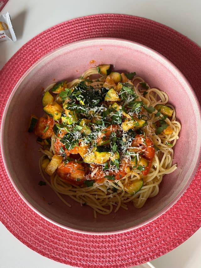 Spaghetti bezglutenowe z krewetkami, cukinią i pomidorami