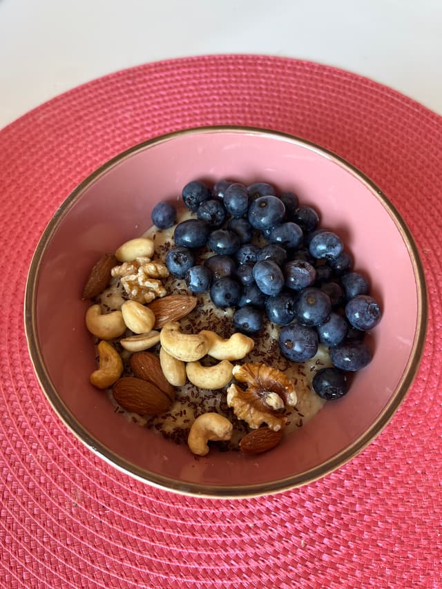 Owsianka bezglutenowa z jabłkiem, borówkami i orzechami