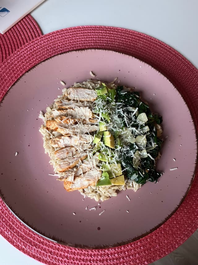 Miseczka ryżowa z kurczakiem, szpinakiem i awokado