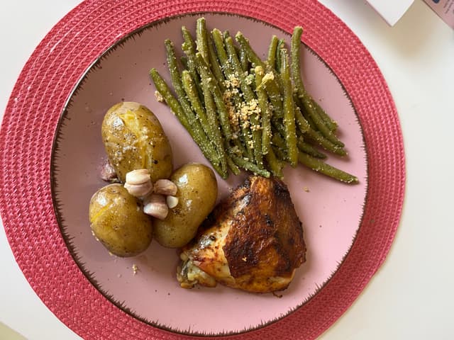 Pieczony kurczak z ziemniakami i fasolką szparagową