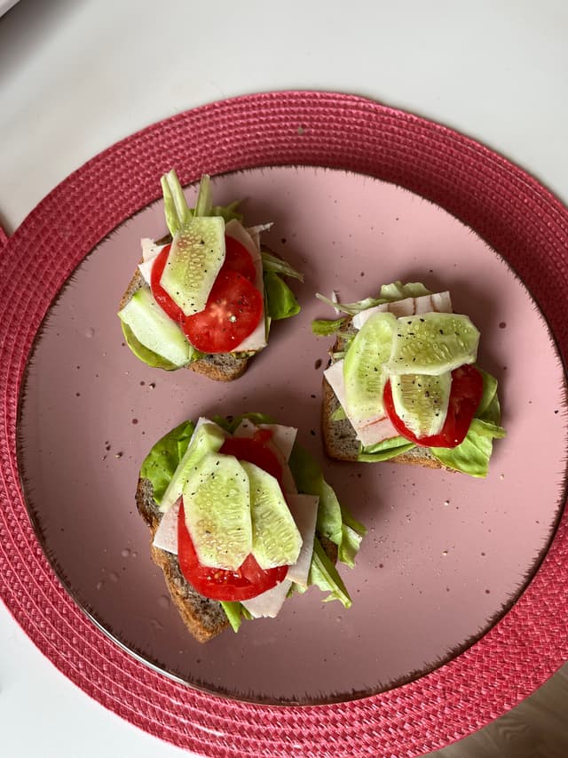 Mini kanapki z szynką z indyka, warzywami i sałatą